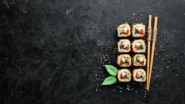 Köstliches Sushi mit Thunfischkaviar und Zwiebeln Sushi-Menü des japanischen Restaurants Draufsicht