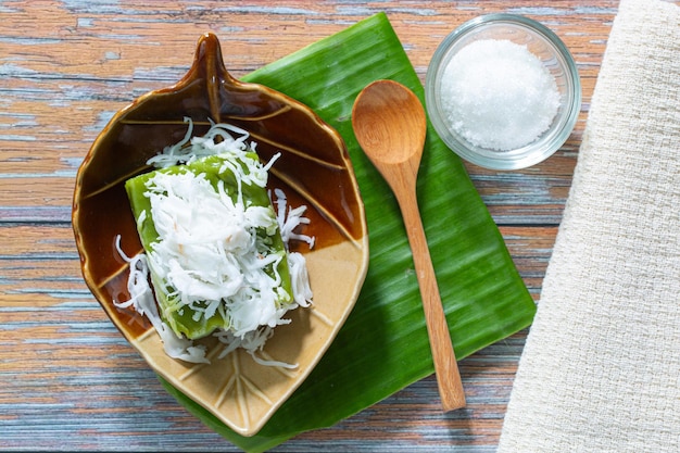 Köstliches Thai Dessert Thai Gelee mit Kokoscreme und Toddy Palm Cake auf Holzhintergrund