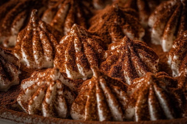 Köstliches traditionelles hausgemachtes Dessert Tiramisu aus den klassischen italienischen Rezeptkeksen Savayardi Kaffeeschokolade und Kakao auf weißem Marmorhintergrund Dessert Tiramisu