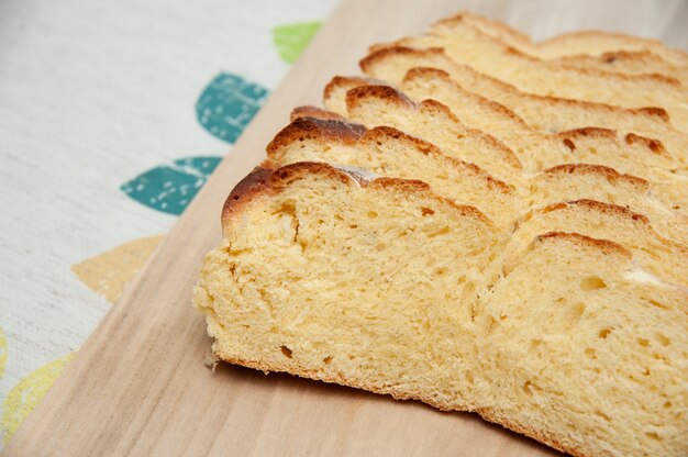 Köstliches und gesundes traditionelles brasilianisches Maisbrot auf einem Schneidebrett geschnitten