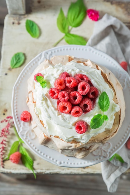 Köstliches und knuspriges Pavlova-Dessert mit Beeren und Baiser