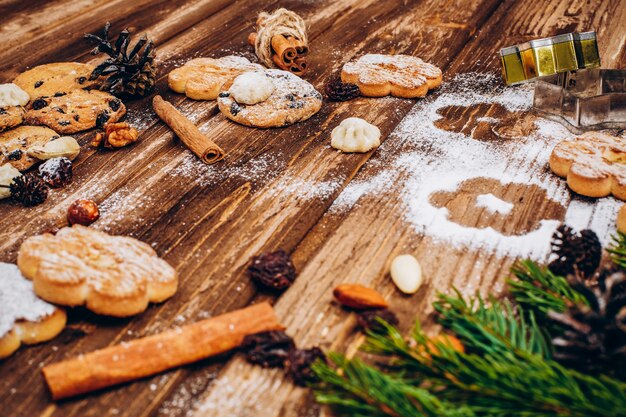 Köstliches Weihnachtsgebäck, Tannenbaum brances und Kegel auf dem Holztisch