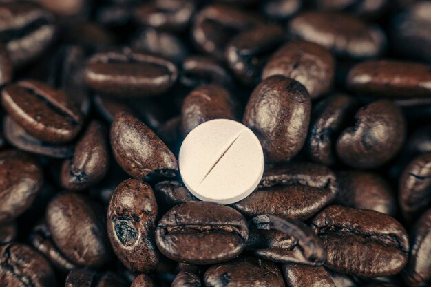 Koffein-Ergänzungspille und Kaffeebohnen