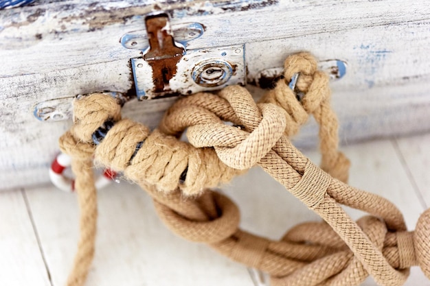 Koffer im Navy-Stil mit zu einem Knoten gebundenem Seil