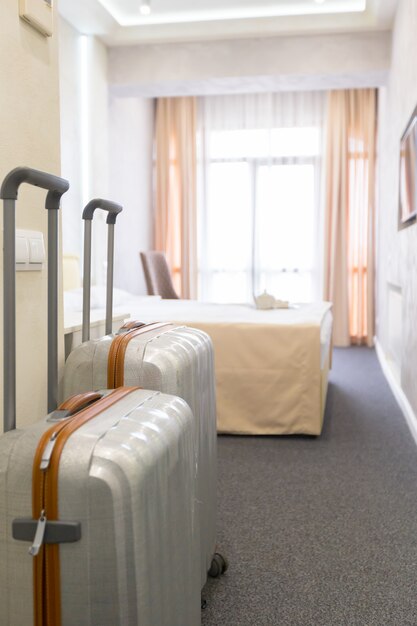 Foto koffer oder gepäcktasche in einem modernen hotelzimmer