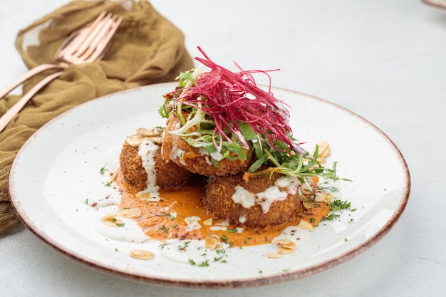 Kofta Batata servida em prato isolado na vista superior da mesa de comida árabe