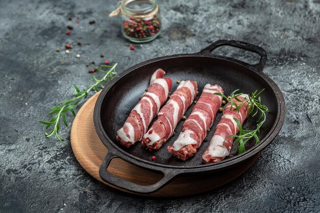 Kofta kebab o salchichas chevapchichi carne picada envuelta en tocino Grasas saludables alimentación limpia para bajar de peso