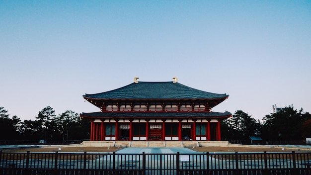 Kofuku-ji es un templo budista que alguna vez fue uno de los poderosos Siete Grandes Templos, en la ciudad de Nara.