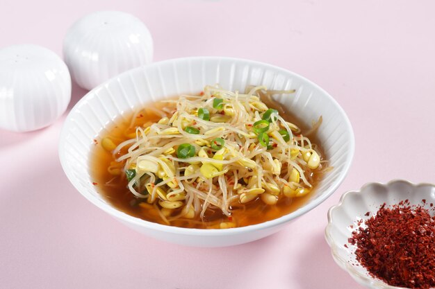 Kognamul Guk é uma sopa coreana de broto de soja com gochugaru.