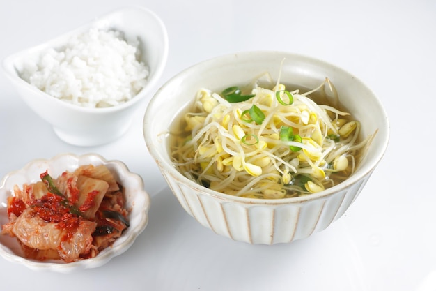 Kognamul Guk ist eine koreanische Sojasprossensuppe.