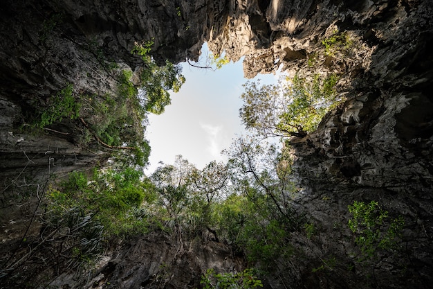 Koh Hong na baía de Phang Nga, ilha de calcário completamente cercada por uma parede de penhasco, parece um enorme salão.