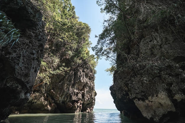 Koh Hong, Tham Lot Cave na Ilha de Hong na Baía de Phang-Nga, Tailândia.