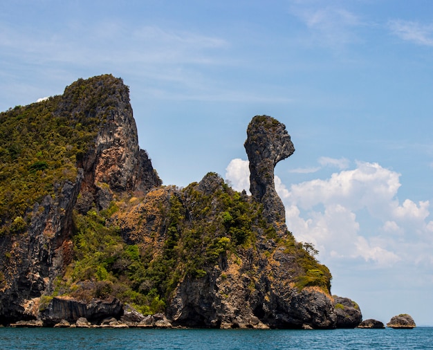 Foto koh kai o chicken island con cielo azul en el mar de andamán, provincia de krabi. koh kai invisible en tailandia.