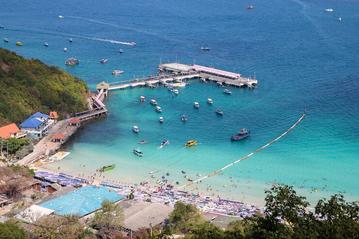Koh Lan, thailand-February 9,2014: visita turística y parada de lancha rápida en la playa de koh lan, porque la playa más hermosa.