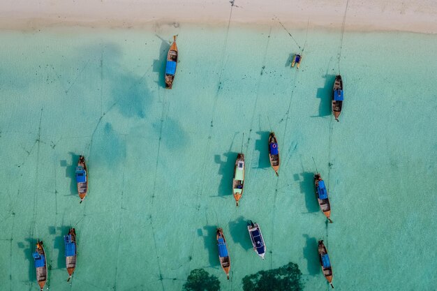 Koh Lipe-Insel Südthailand mit türkisfarbenem Ozean und weißem Sandstrand bei Ko Lipe