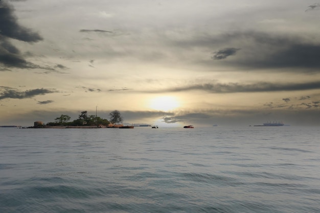 Koh Rong no mar É uma pequena ilha perto de Koh Sichang Eastern Sea Islands em chonburi Tailândia