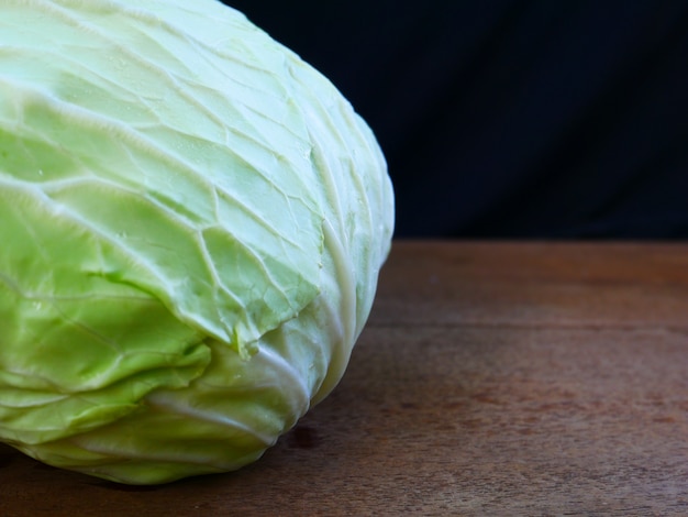 Kohl auf Holztisch Hintergrund