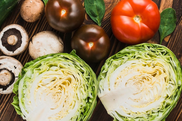 Kohl in der Nähe von Pilzen Tomaten