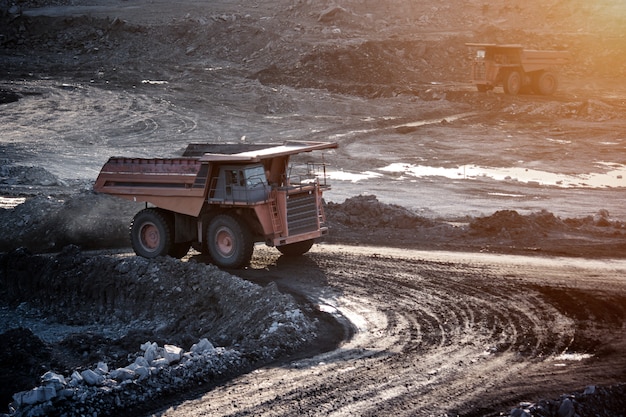 Kohle-Aufbereitungsanlage. Großer Bergbau-LKW am Baustellenkohlentransport