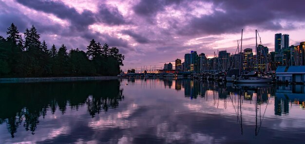 Foto kohlehafen in der innenstadt von vancouver stadtbild bei sonnenaufgang