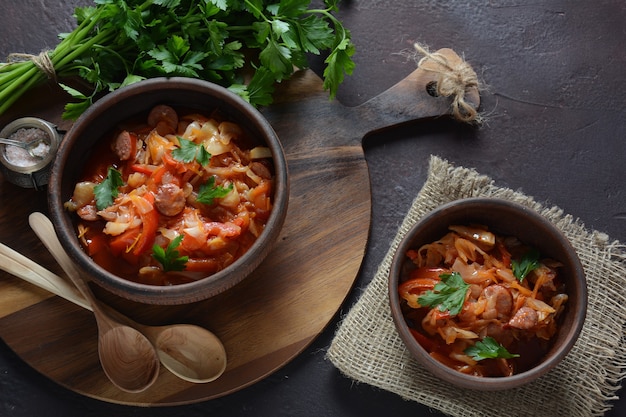 Kohleintopf mit Grillwurst in Tomatensauce