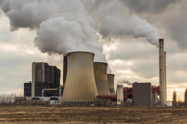 Kohlekraftwerk mit bewölktem Himmel