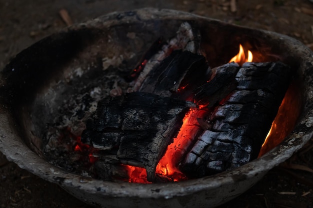 Kohlen eines Lagerfeuers in einem Becken