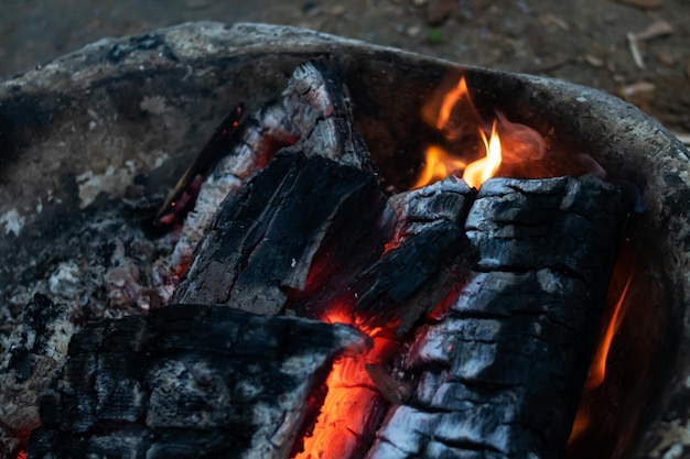 Kohlen eines Lagerfeuers in einem Becken