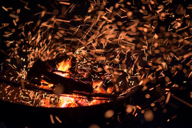 Kohlen und Flammen eines Barbacues