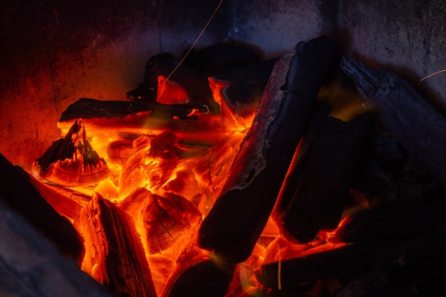 Kohlenglut und Feuerflammen