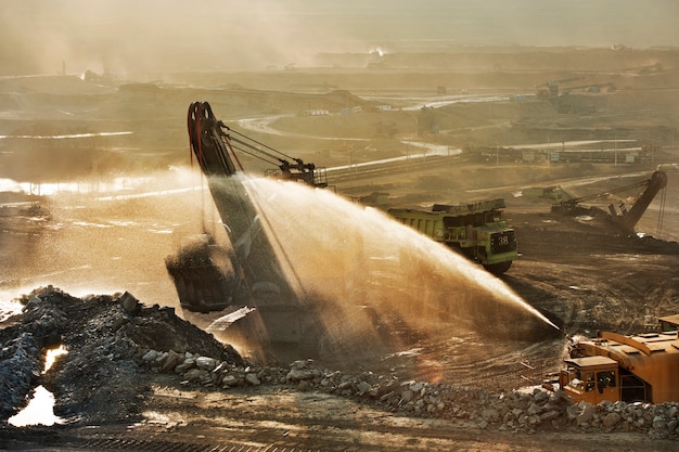 Foto kohlengrube ist risikogebiet. viele schwermetalle werden beim abbau und beim verbrennen von kohle freigesetzt