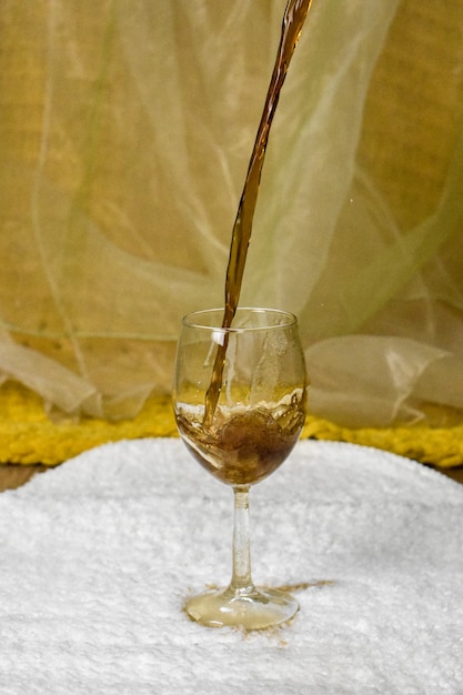 Kohlensäurehaltiges Getränk in ein Glas gegossen