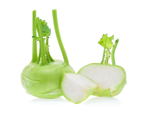 Kohlrabi isoliert auf weiß