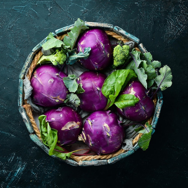 Kohlrabi-Kohl in Holzkiste Draufsicht Freier Platz für Ihren Text