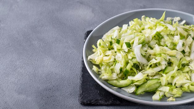 Kohlsalat mit Gurke und Fenchel.