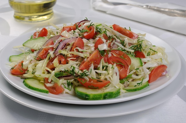 Kohlsalat mit Gurken und Tomaten