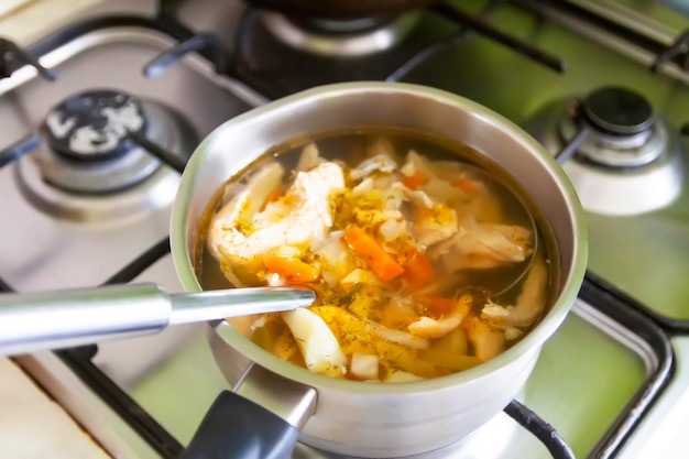 Foto kohlsuppe mit hähnchen