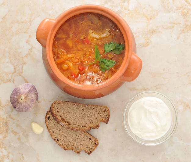 Kohlsuppe und Brot