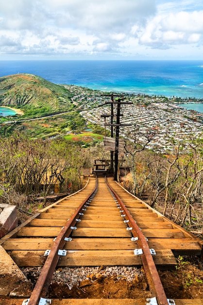 Foto koko-krater-eisenbahnstrecke in oahu, hawaii, usa