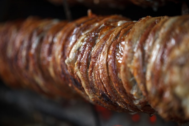 Kokorech, Lammdärme und Innereien werden am Spieß gekocht, Bokeh selektiver Fokus.