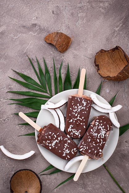 Kokos-Eis am Stiel in Schokoladenglasur