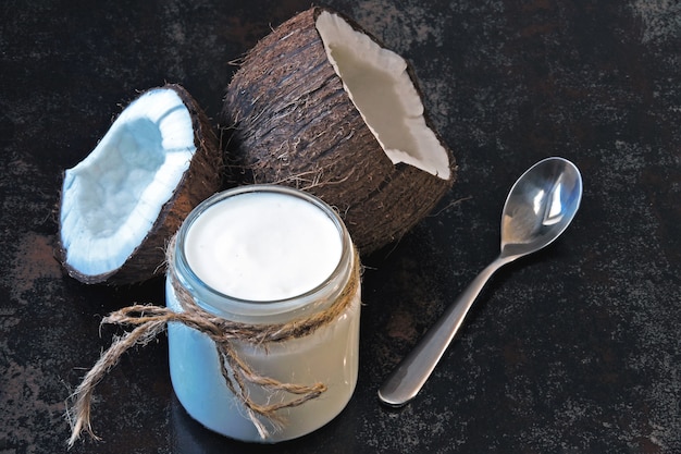 Kokos-Joghurt-Probiotika, fermentierte Lebensmittel. Veganer Joghurt.