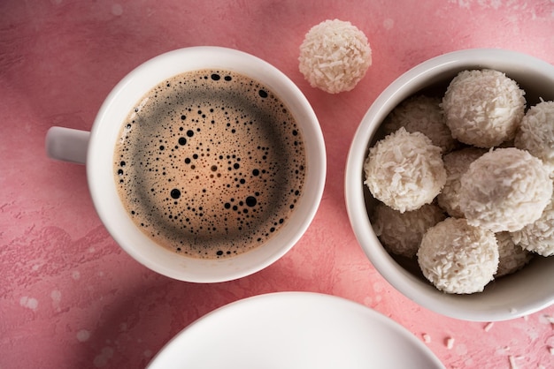 Kokosbonbons mit Nüssen auf rosa Hintergrund Raffaello Hochwertiges Foto