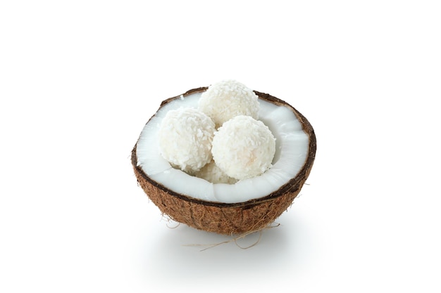 Kokosbonbons und Kokosnuss isoliert auf weißem Hintergrund