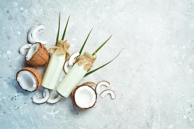 Kokosmilch in einer kleinen Flasche Gesunde Ernährung Dairyfree Milchersatz Draufsicht