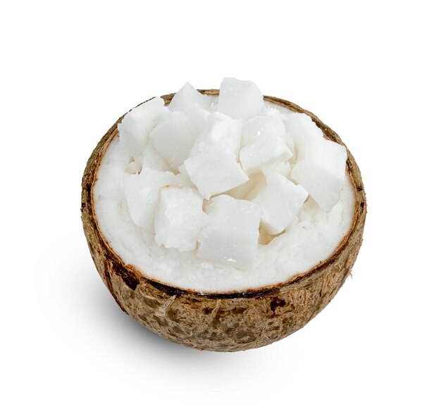 Kokosmilch, tropische Früchte oder flauschige Kokosnüsse, gehackt auf weißem Hintergrund