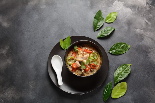 Kokosmilchsuppe nach thailändischer Art mit Huhn und Gemüse