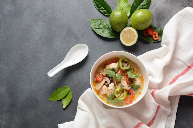 Kokosmilchsuppe nach thailändischer Art mit Huhn und Gemüse