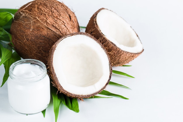 Kokosnuss auf weißem Hintergrund