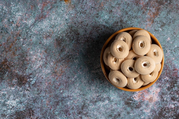 Foto kokosnuss-kekse in einer schüssel